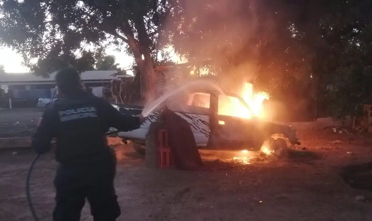 Agentes de la policía municipal acuden a la vivienda donde se reportó el incendio de una camioneta