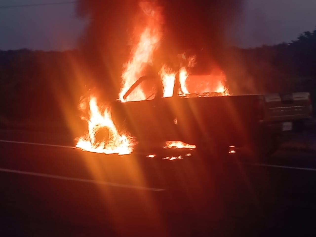 Camioneta incendiándose en la carretera internacional México 15, en el municipio de Escuinapa.