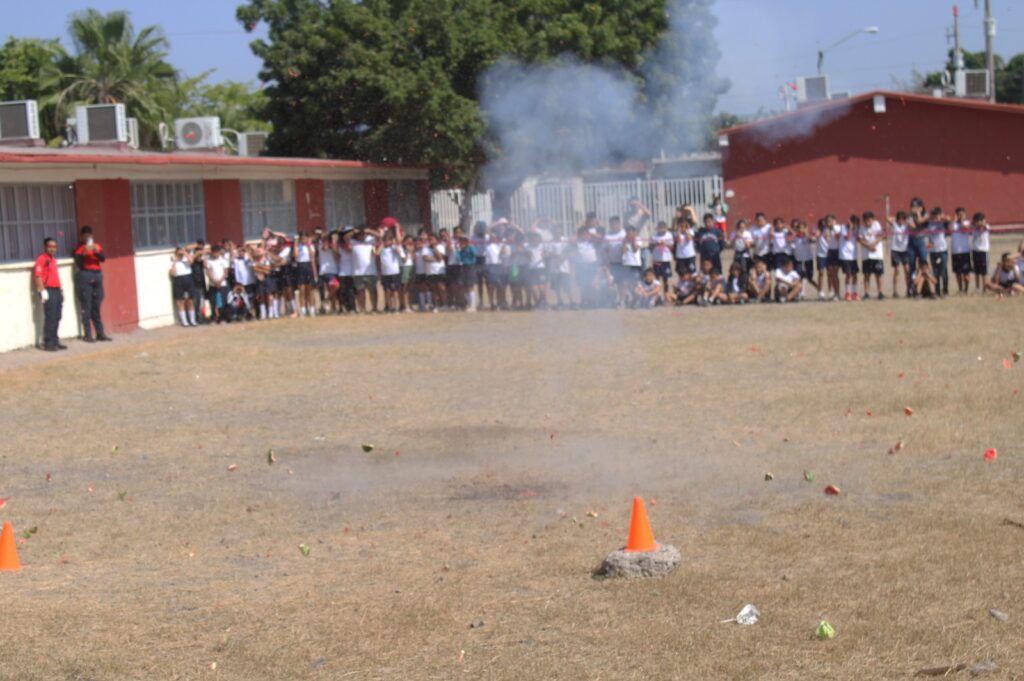 Campaña de concientización de pirotecnia en una escuela de Mazatlán