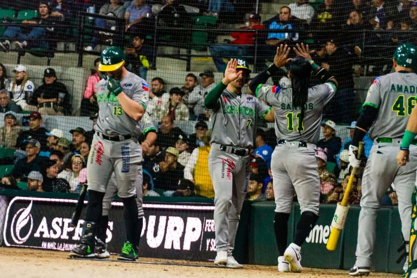 Jugadores de Cañeros celebran su victoria contra Algodoneros de Guasave