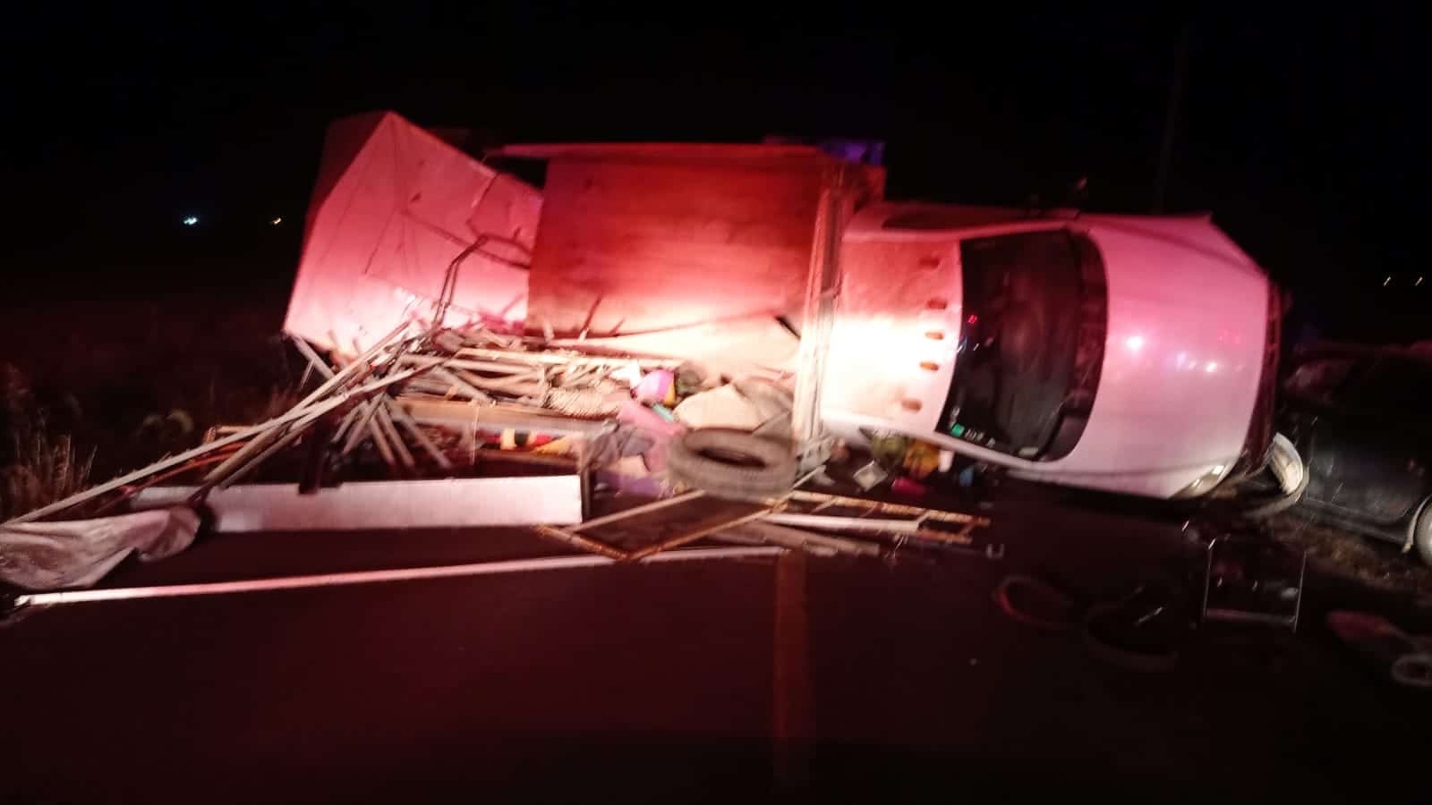 Bomberos, Cruz Roja y agentes de seguridad acudieron a auxiliar a las personas lesionadas tras el accidente que dejó severos daños materiales