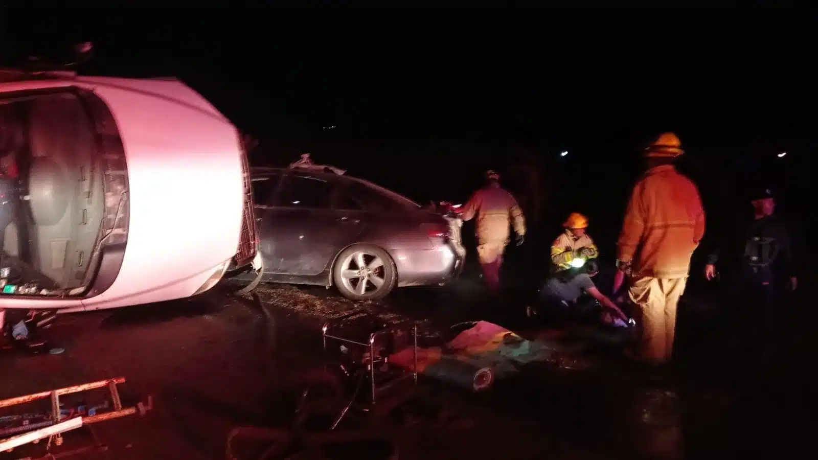 Bomberos, Cruz Roja y agentes de seguridad acudieron a auxiliar a las personas lesionadas tras el accidente que dejó severos daños materiales