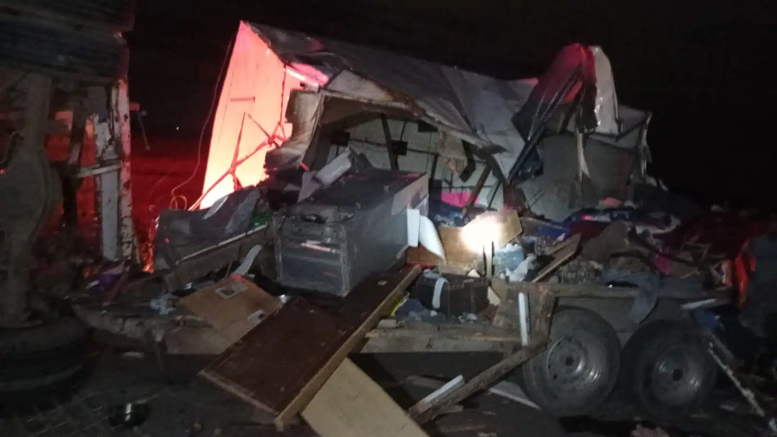 Bomberos, Cruz Roja y agentes de seguridad acudieron a auxiliar a las personas lesionadas tras el accidente que dejó severos daños materiales