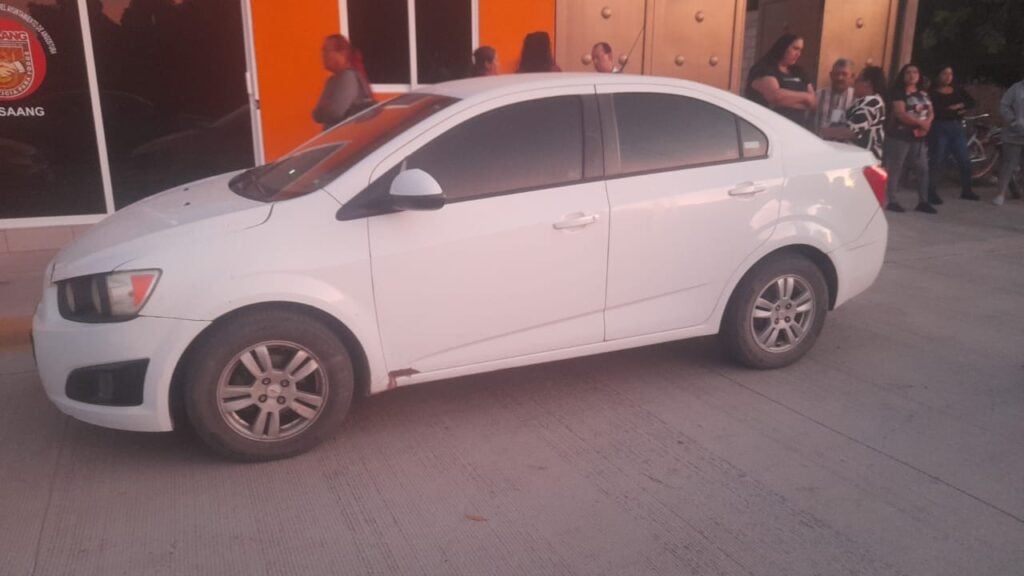 Vehículo Chevrolet, Sonic, de color blanco, perteneciente a Ramiro Antonio.