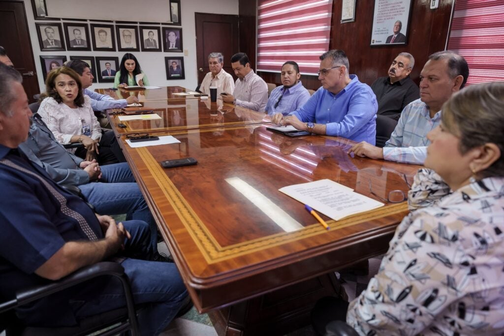 Reunión de alcaldesa de Gusave con director de Ceapas