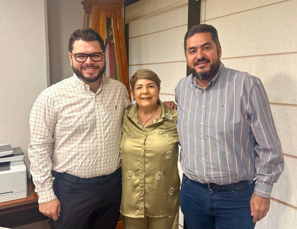 Raúl Montero Zamudio, secretario de Obras Públicas de Sinaloa; la alcaldesa de Guasave, Cecilia Ramírez Montoya; y Rael Rivera Castro, director general de Obras y Servicios Públicos de Guasave.