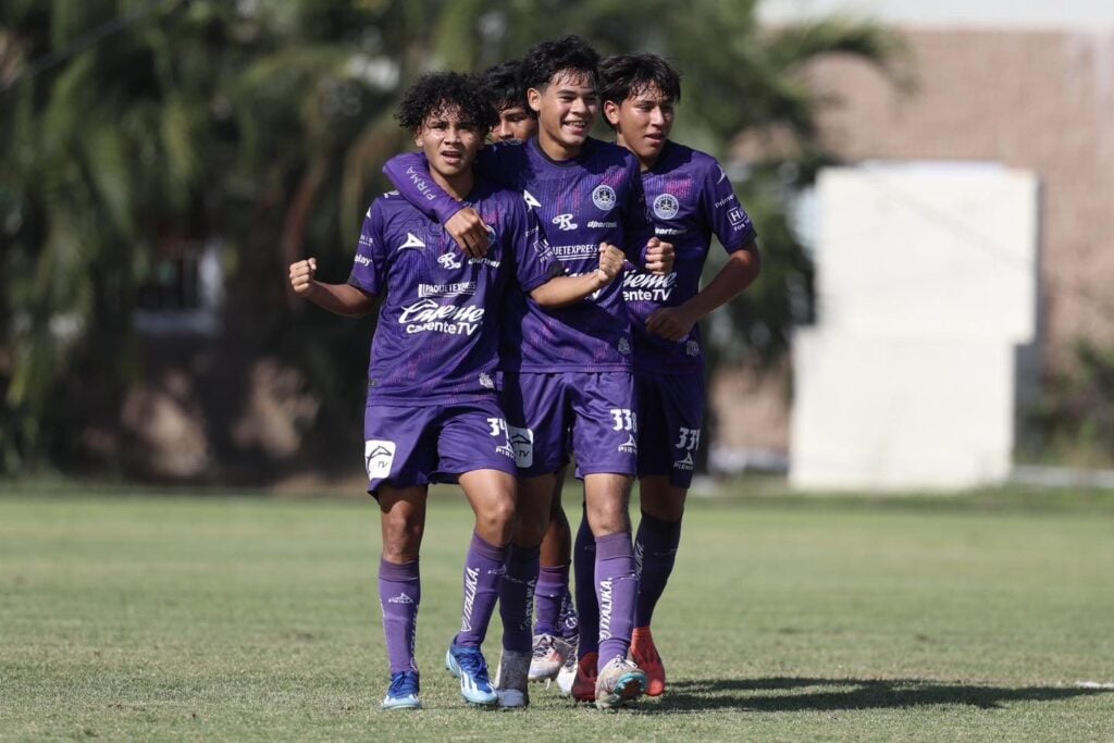 Celebran los juveniles del Mazatlán FC la anotación de Juan Cabañas, en la goleada de 4 goles por 0 ante Atlético de San Luis