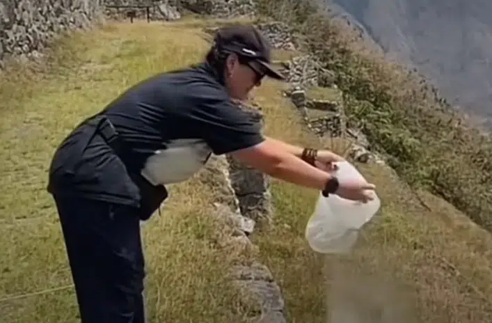 VIDEO: Mujer desata controversia por arrojar cenizas de un fallecido en el Machu Picchu