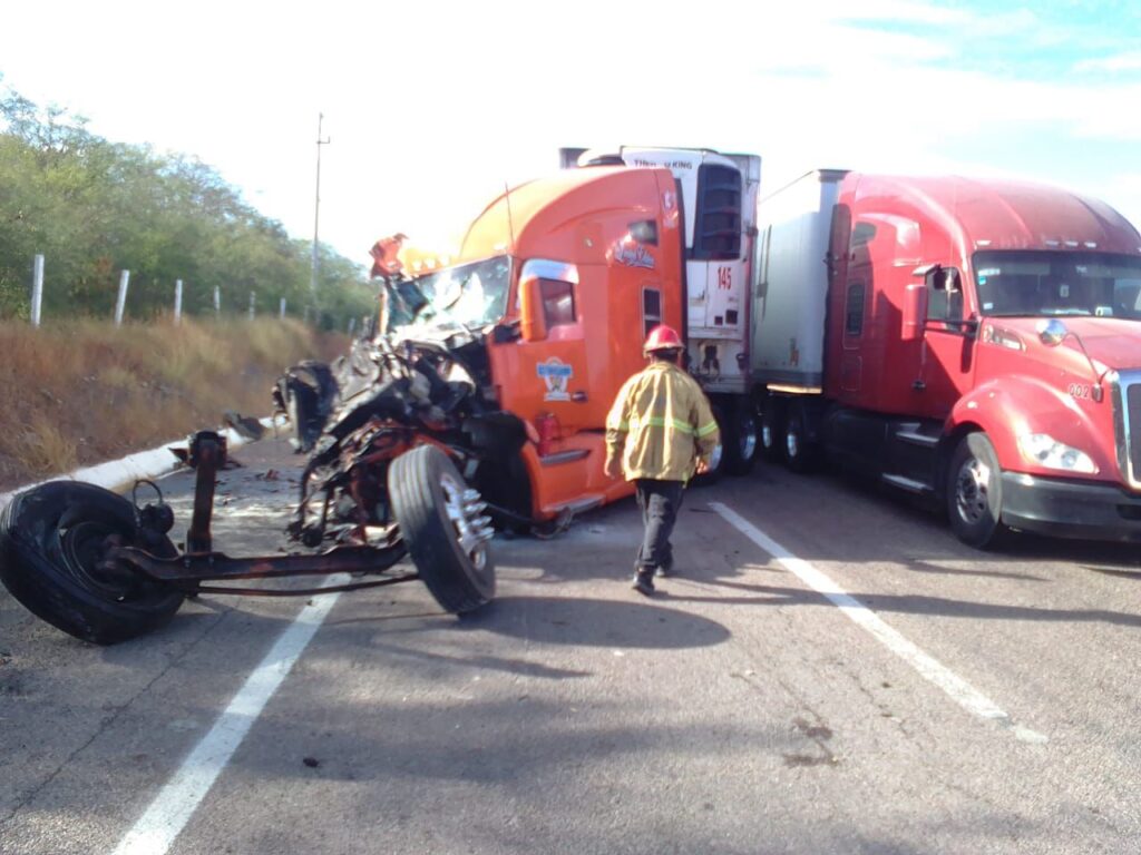 Elementos de seguridad y emergencia presentes en el lugar del choque.