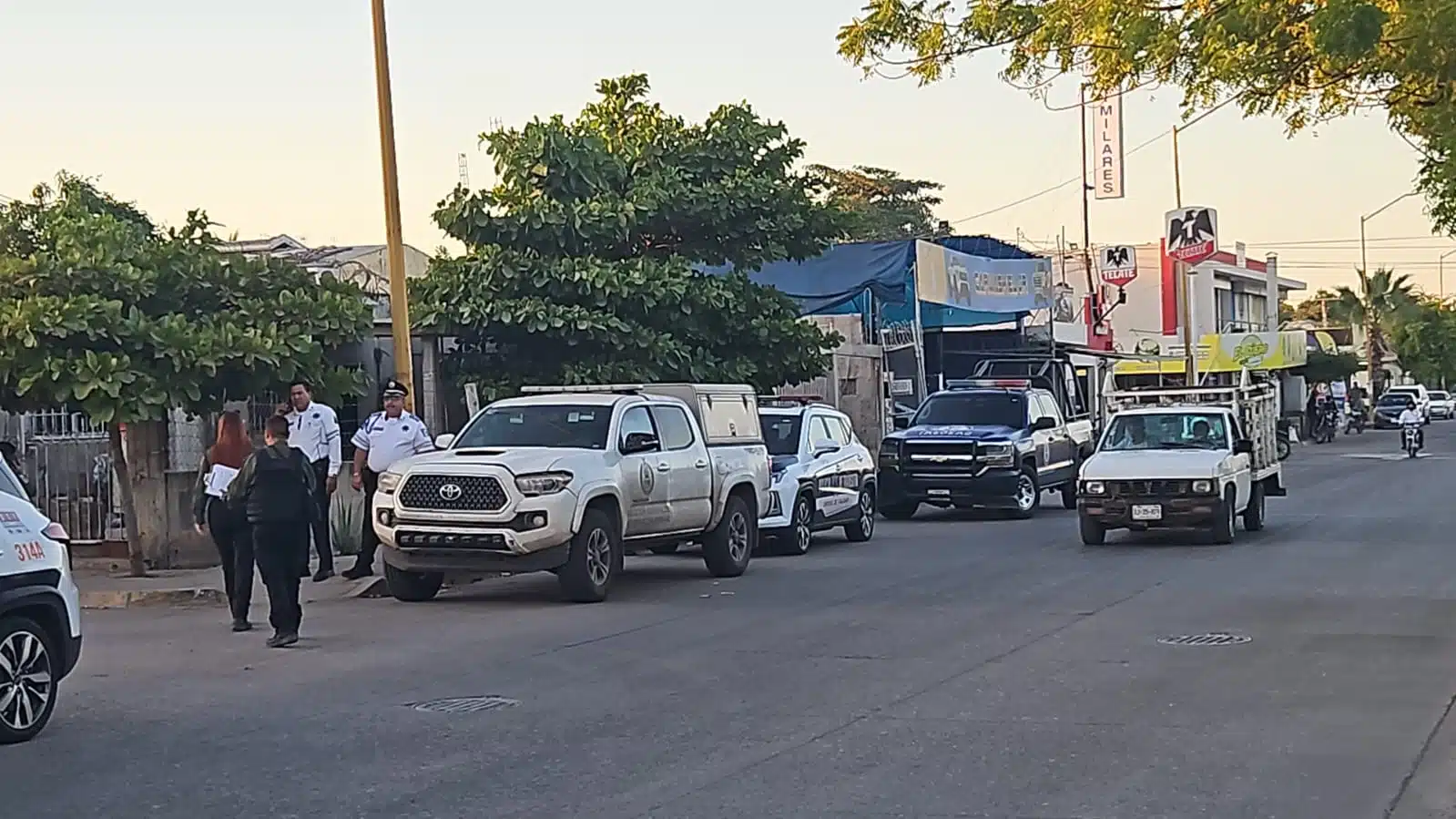 Elementos de la FGE y de Seguridad Pública arribaron al lugar donde ocurrió el choque y ataque a balazos.