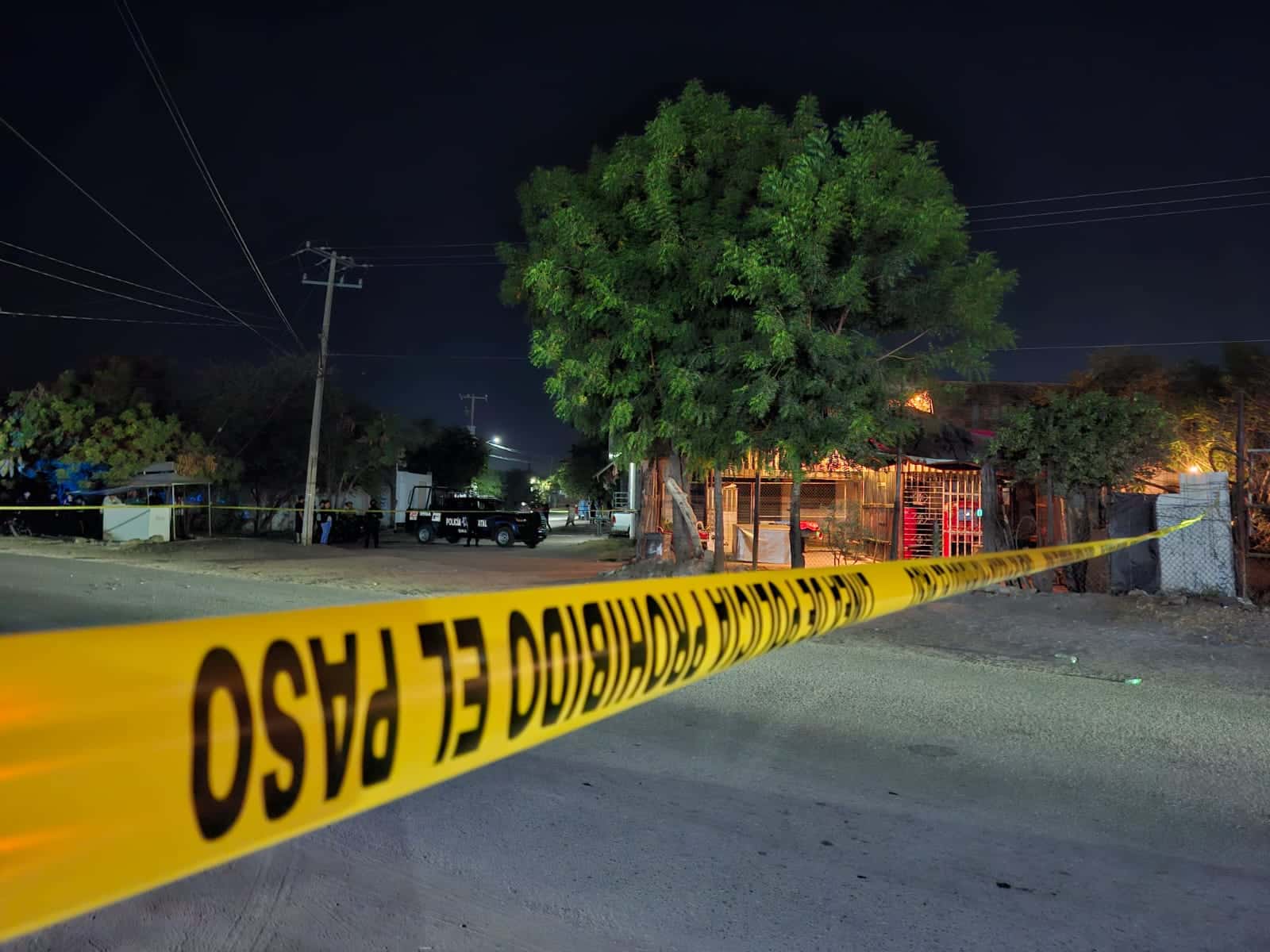 Una cinta amarilla cubre la calle donde se reportó el asesinato a balazos de un hombre