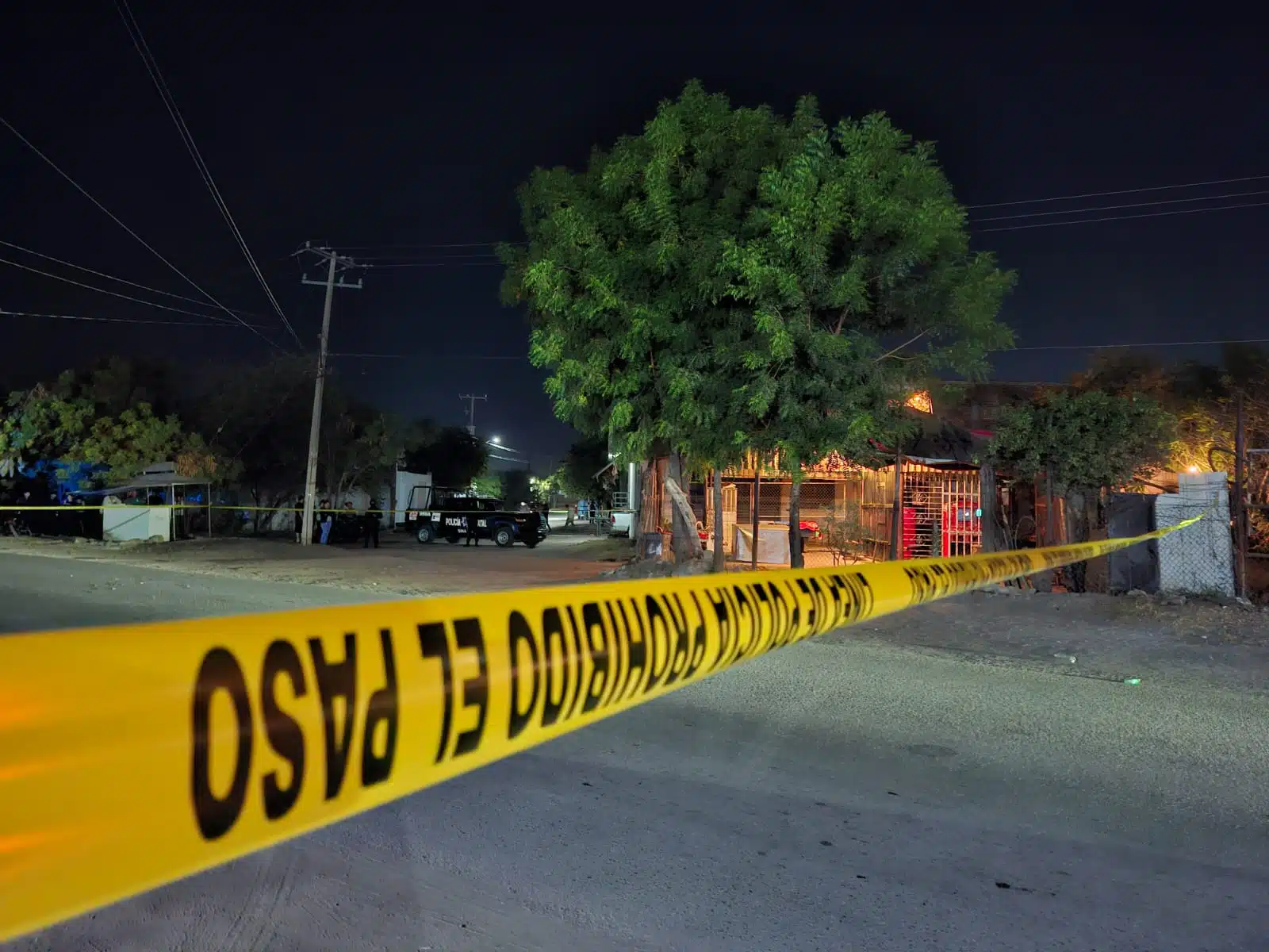 Una cinta amarilla cubre la calle donde se reportó el asesinato a balazos de un hombre