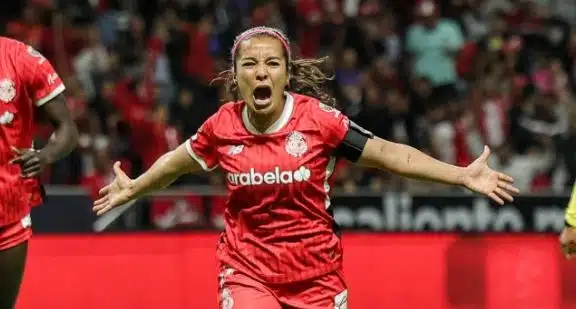 Cinthya Peraza celebra su gol durante el partido entre Diablos Rojos y Rayadas de Monterrey