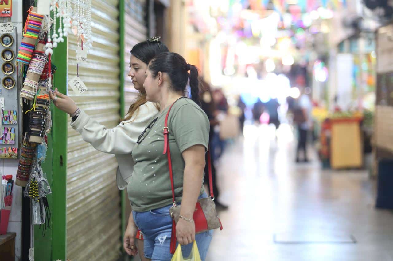 Dos mujeres ven las ofertas en artículos de un comercio en el centro de Mazatlán