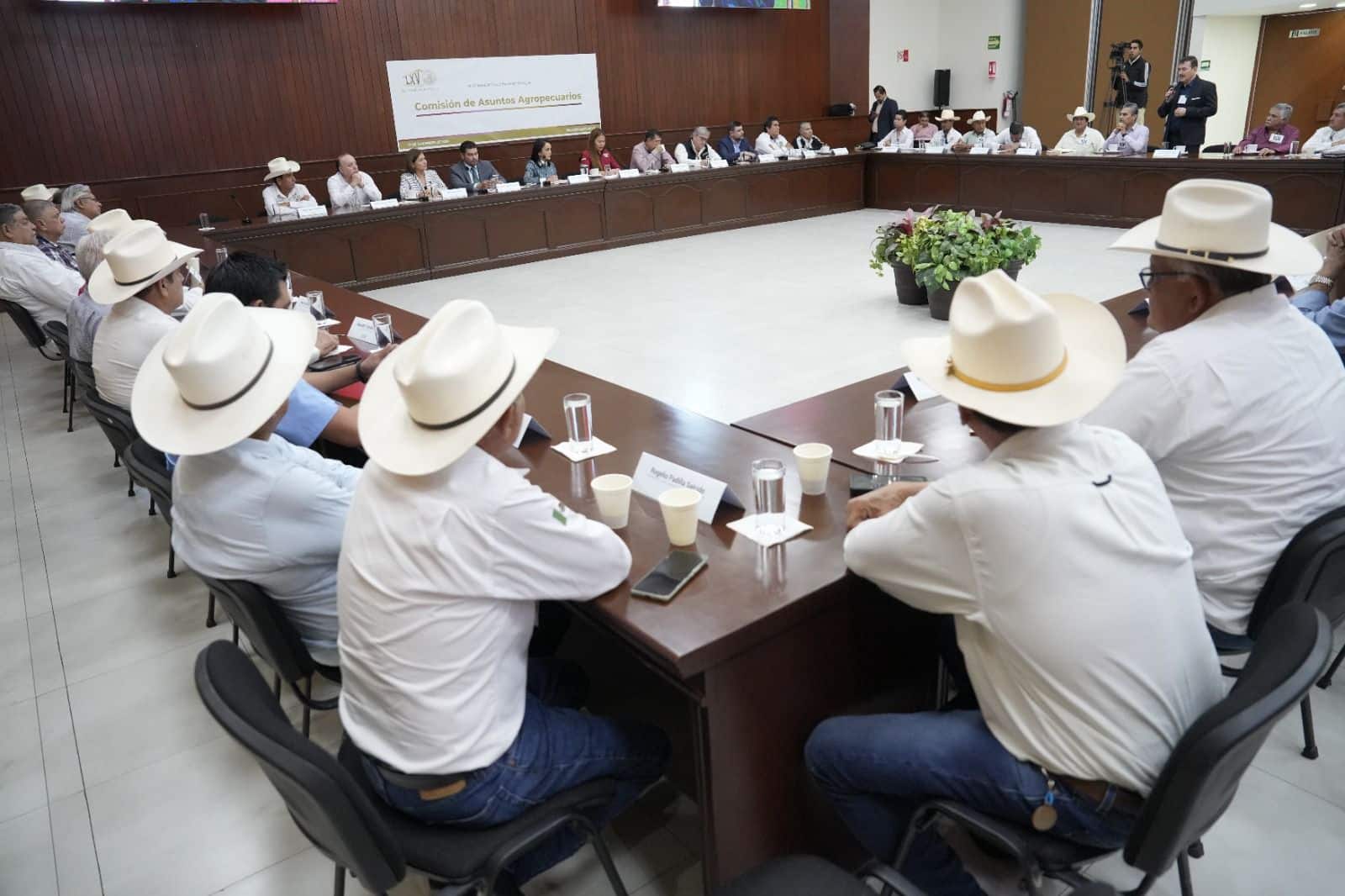 Diputados de la Comisión de Asuntos Agropecuarios del Congreso del Estado de Sinaloa.