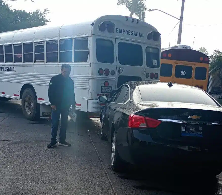 Conductor de camión sale de un taller y se impacta contra vehículo, Los Mochis