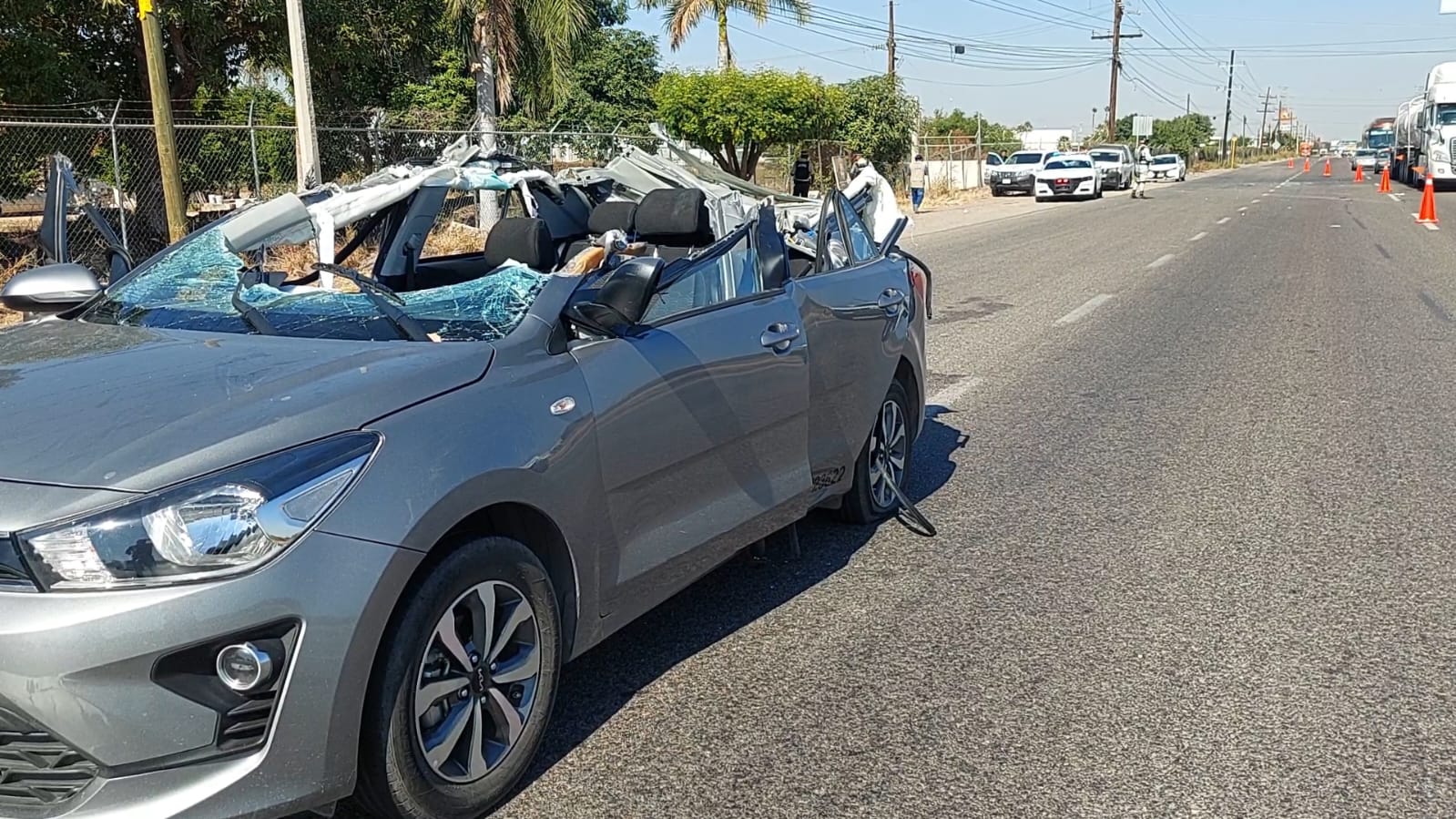 Conductor se mete debajo de caja de tráiler y dos personas resultan heridas en Culiacán