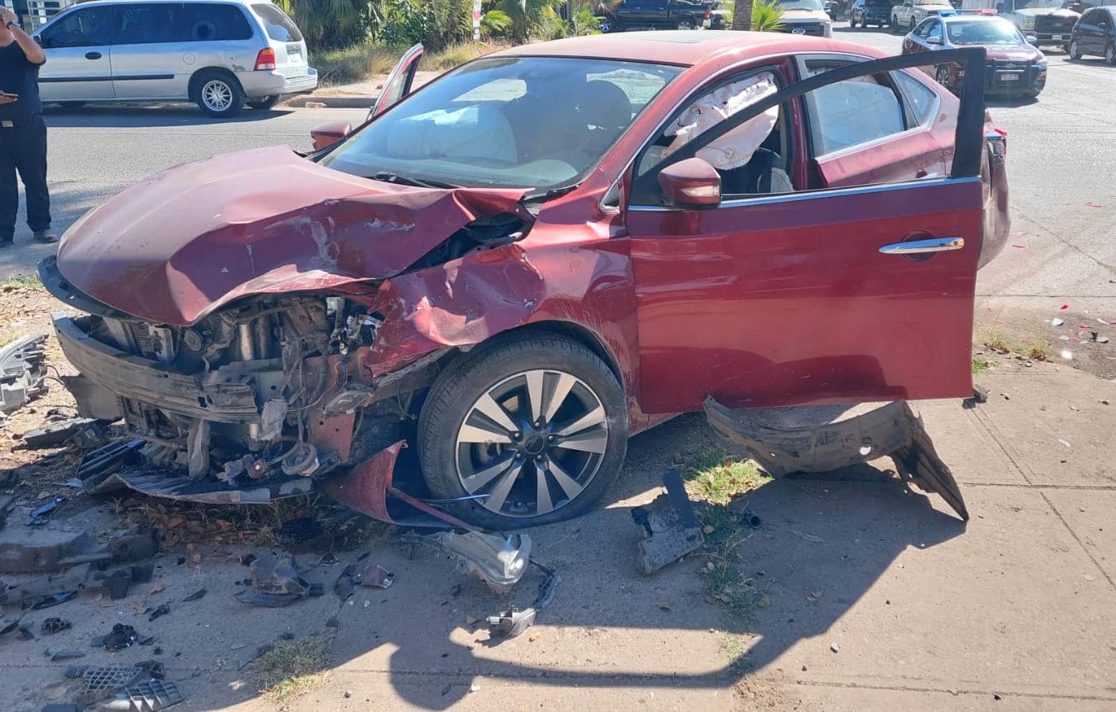 Conductor supuestamente no hace alto y provoca choque en el Centro de Los Mochis