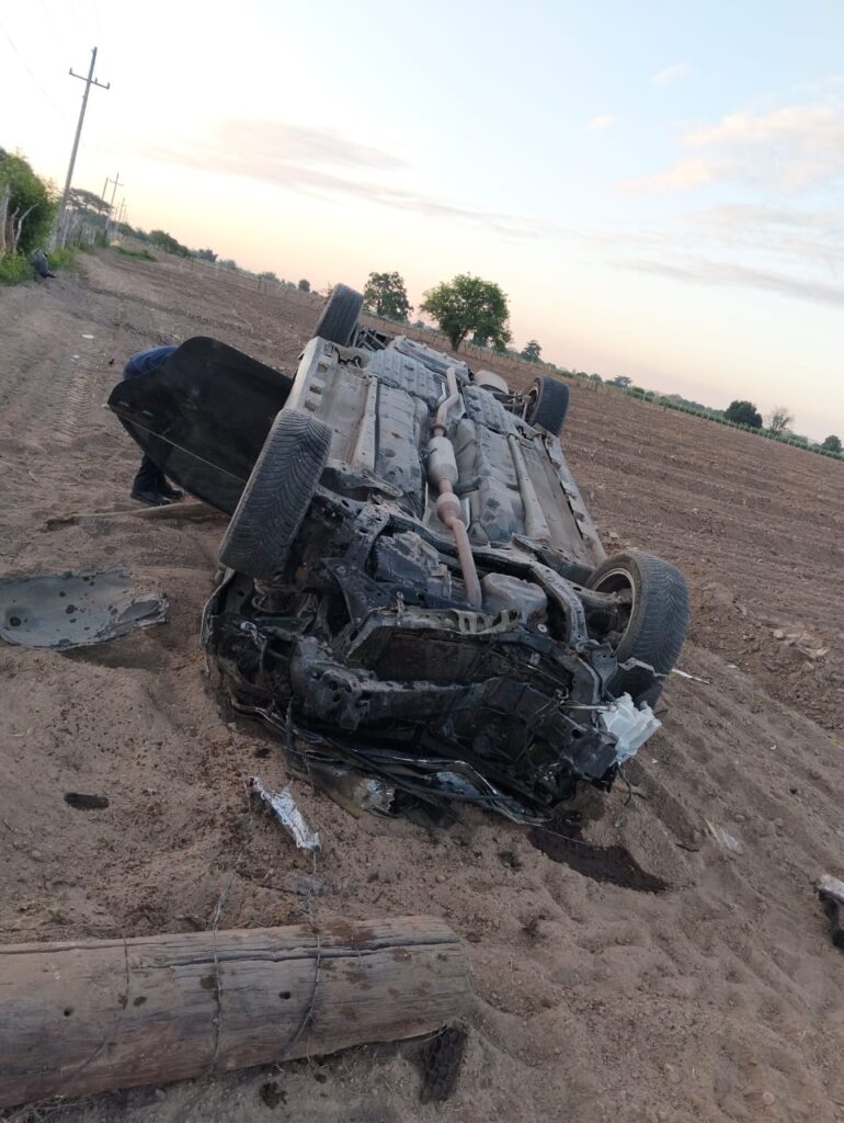 Conductora choca contra una vaca y termina volcada en carretera de Mazatlán