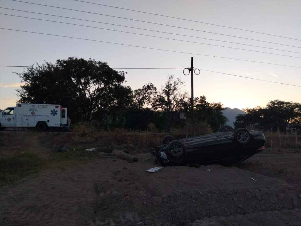 Conductora choca contra una vaca y termina volcada en carretera de Mazatlán