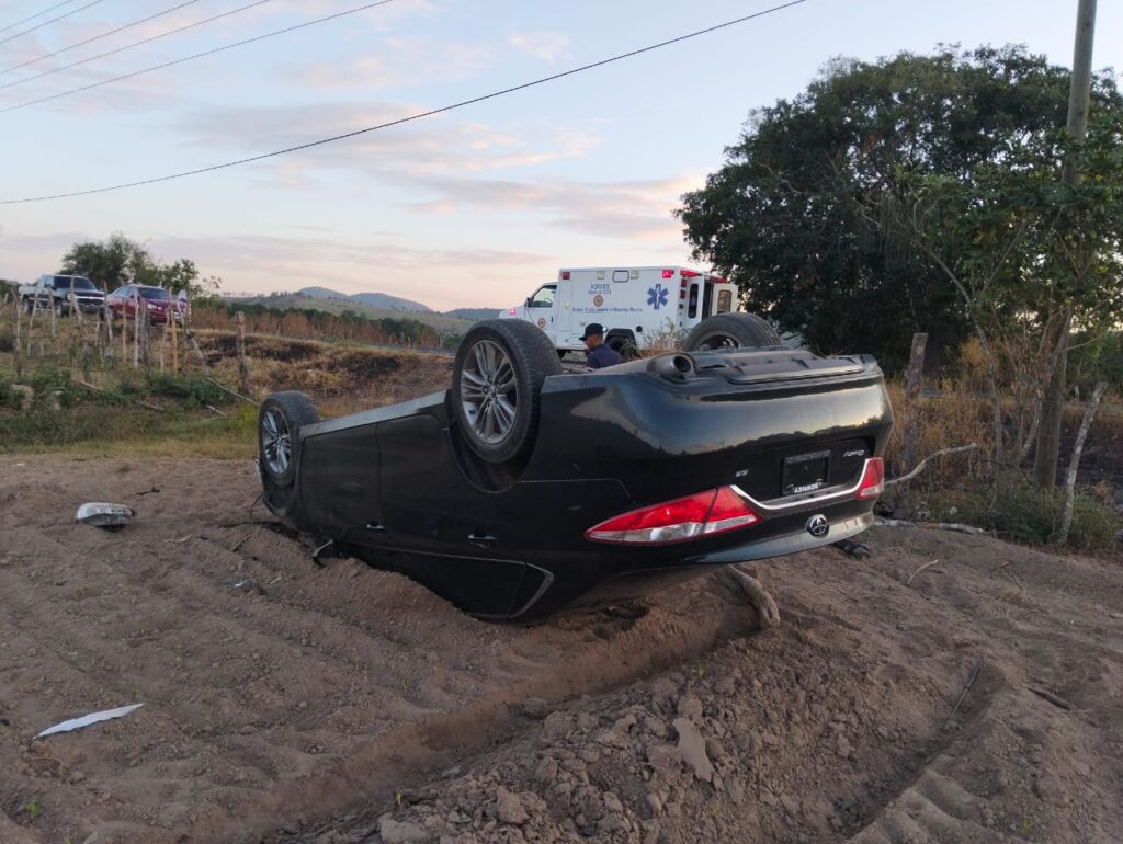 Conductora choca contra una vaca y termina volcada en carretera de Mazatlán