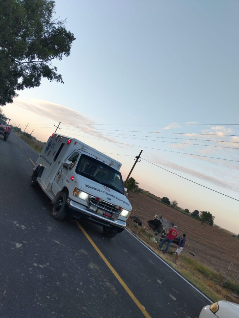 Conductora choca contra una vaca y termina volcada en carretera de Mazatlán