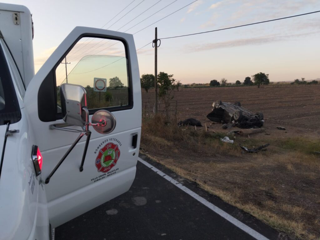 Conductora choca contra una vaca y termina volcada en carretera de Mazatlán