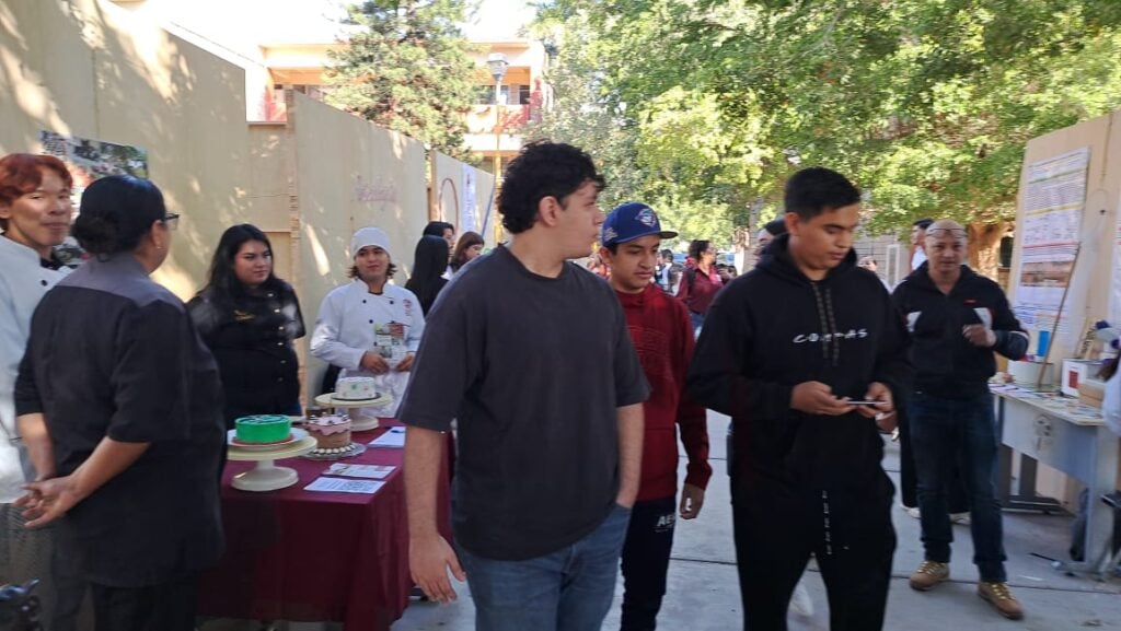 Estudiantes visitan la UAdeO Unidad Los Mochis para ver las distintas ofertas educativas