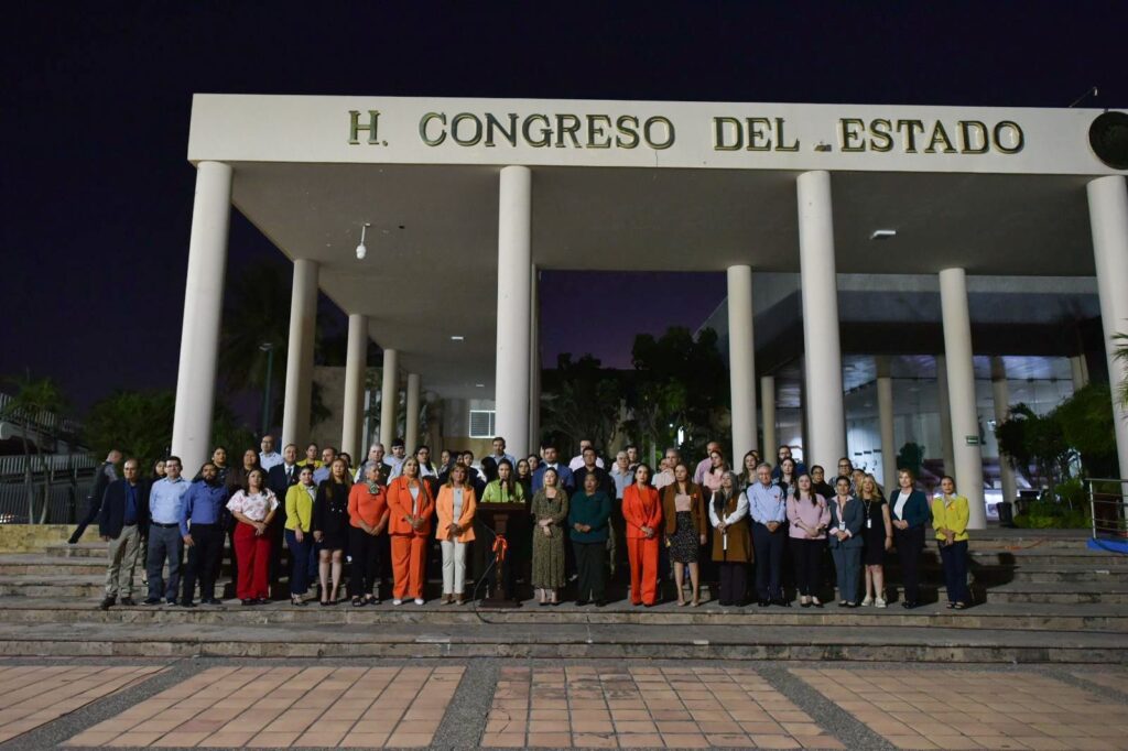 Tere Guerra, presidenta de la Junta de Coordinación Política, junto a los diputados del Congreso.