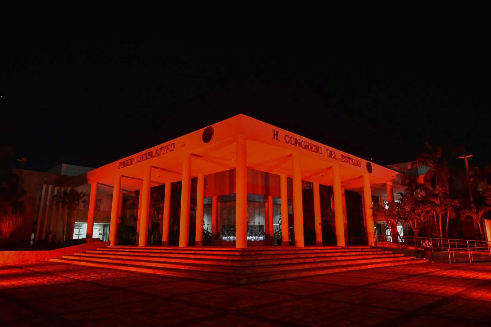 Congreso del Estado de Sinaloa iluminado de color naranja por el Día Internacional de la Eliminación de la Violencia contra la Mujer.