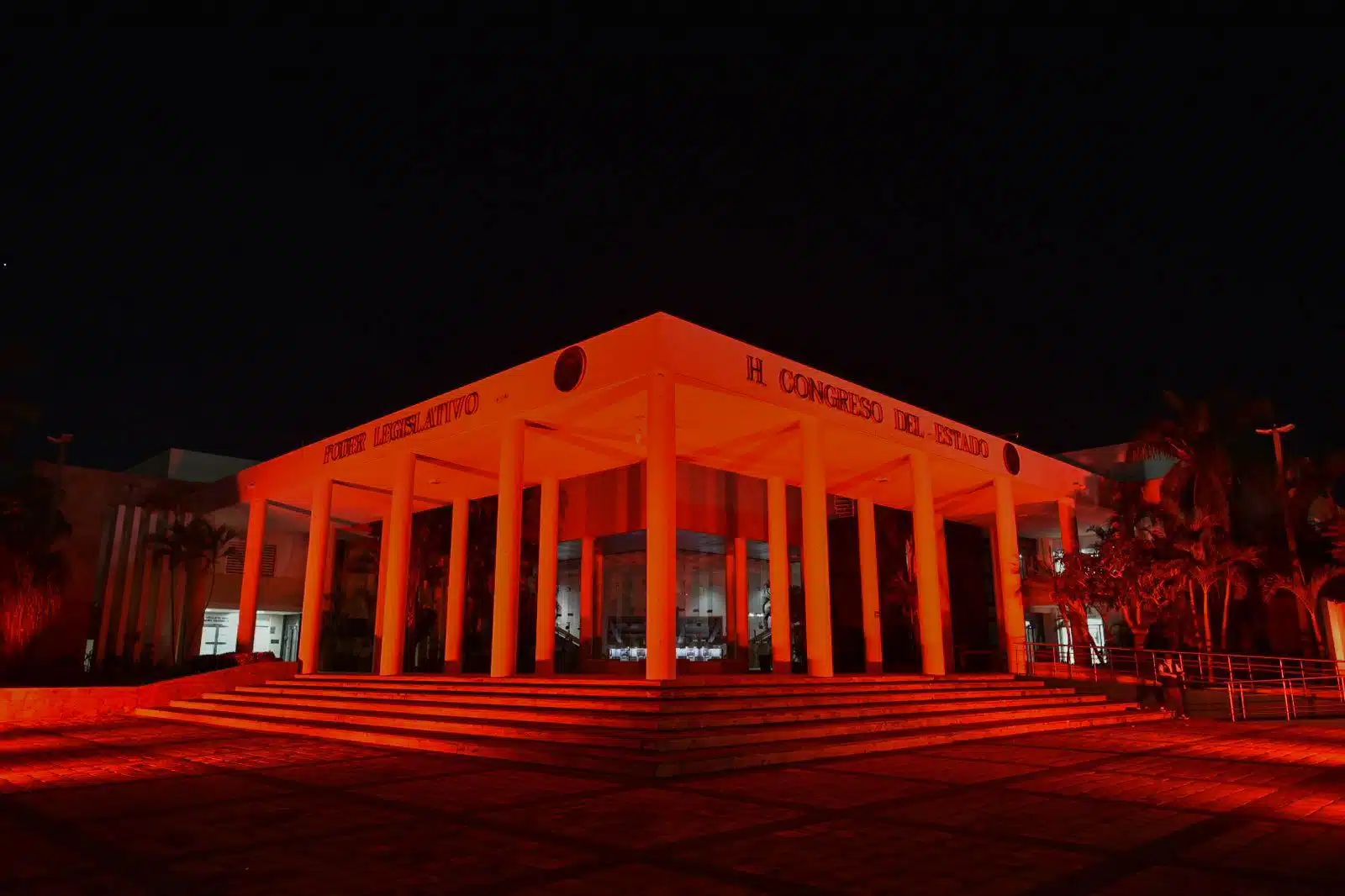 Congreso del Estado de Sinaloa iluminado de color naranja por el Día Internacional de la Eliminación de la Violencia contra la Mujer.