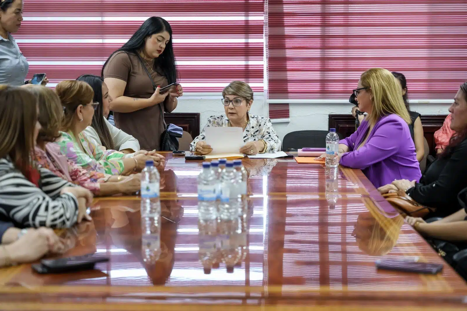 Alcaldesa Cecilia Ramírez tomando protesta a las nuevas consejeras del Consejo Directivo del Instituto Municipal de las Mujeres.