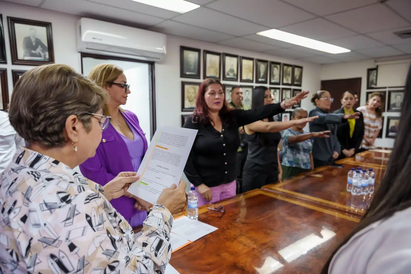 Alcaldesa Cecilia Ramírez tomando protesta a las nuevas consejeras del Consejo Directivo del Instituto Municipal de las Mujeres.