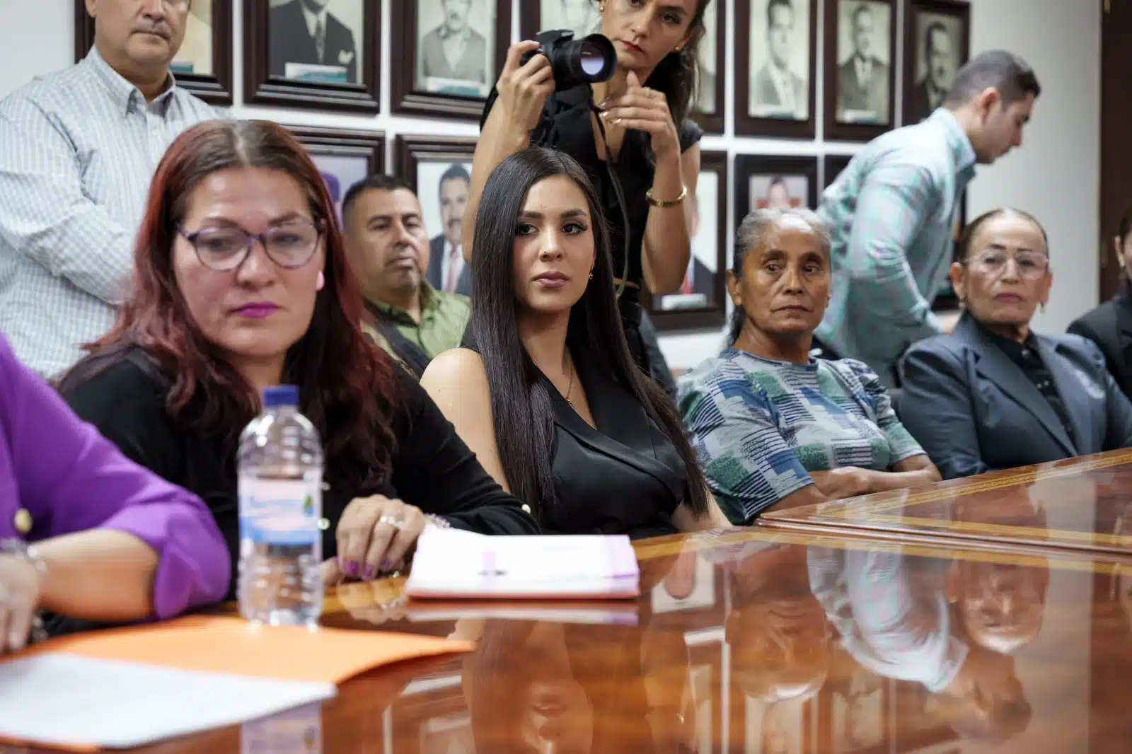 Alcaldesa Cecilia Ramírez tomando protesta a las nuevas consejeras del Consejo Directivo del Instituto Municipal de las Mujeres.