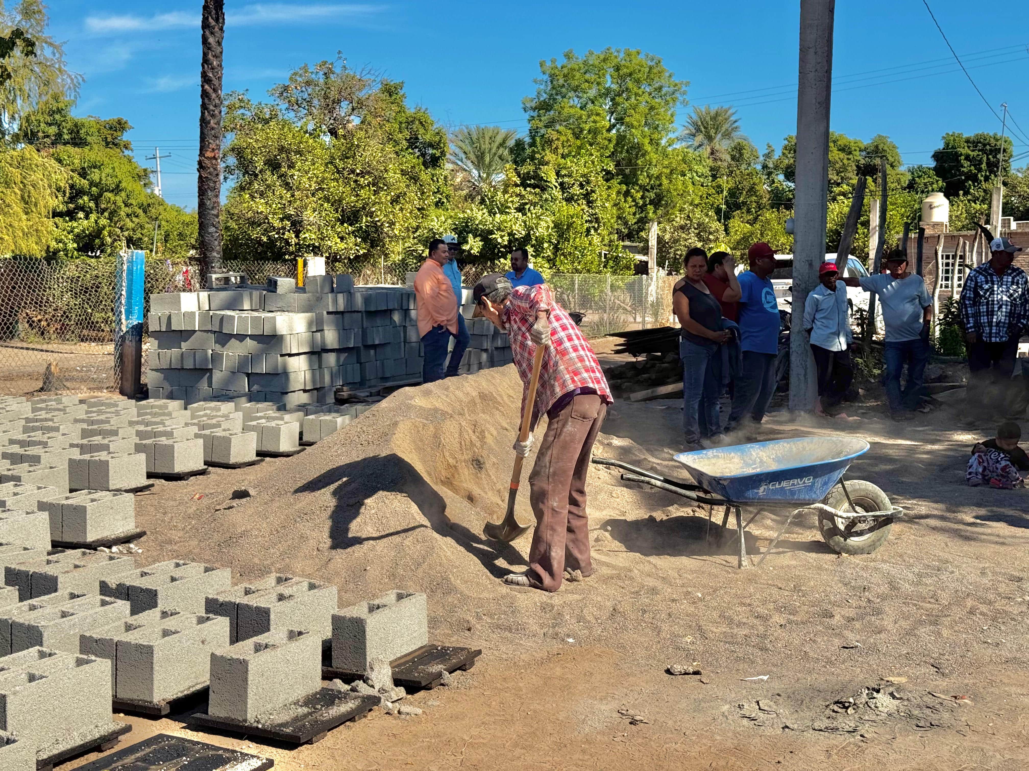 Constructores realizan obras para la edificación de una vivienda