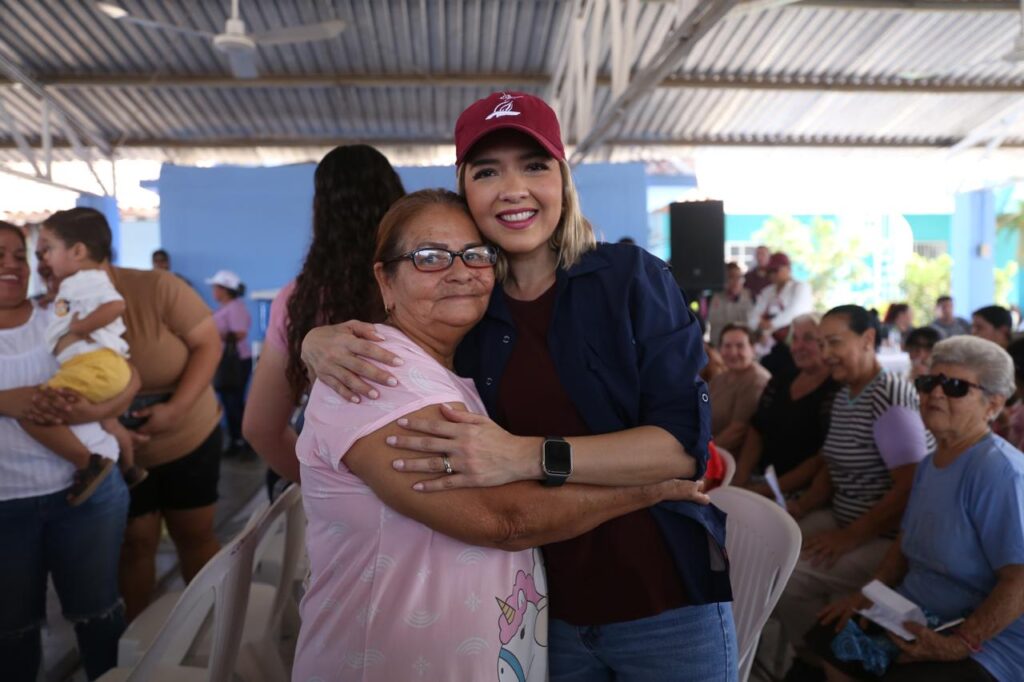 Estrella Palacios Domínguez en visita a Siqueros