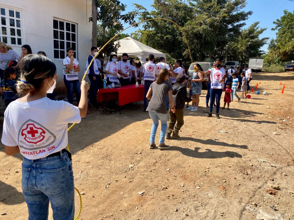 Coordinación de Juventud de Cruz Roja Mazatlán realizando actividades recreativas.