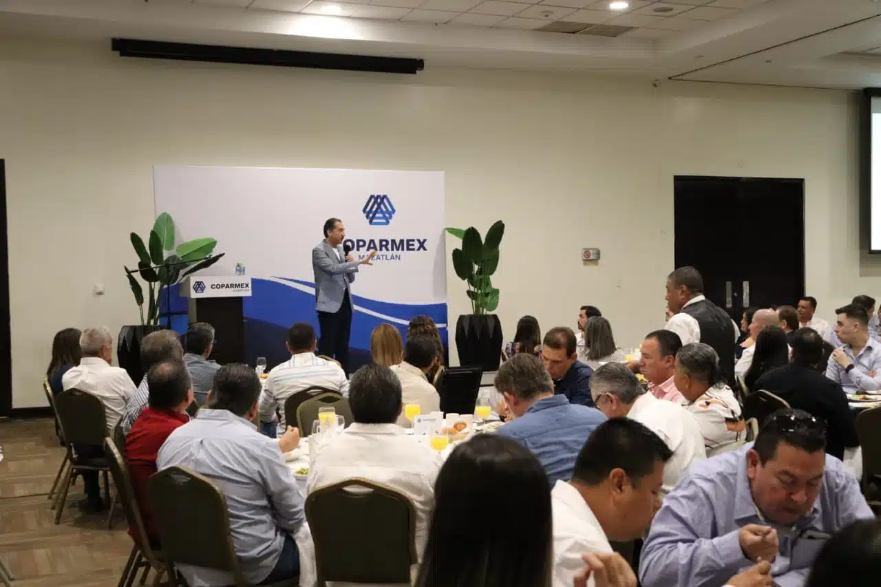 Jorge Zarza dando una conferencia en la reunión mensual de Coparmex Mazatlán