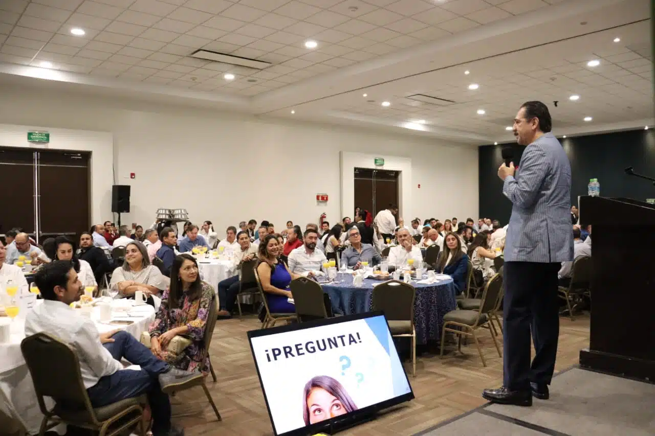 Jorge Zarza dando una conferencia en la reunión mensual de Coparmex Mazatlán