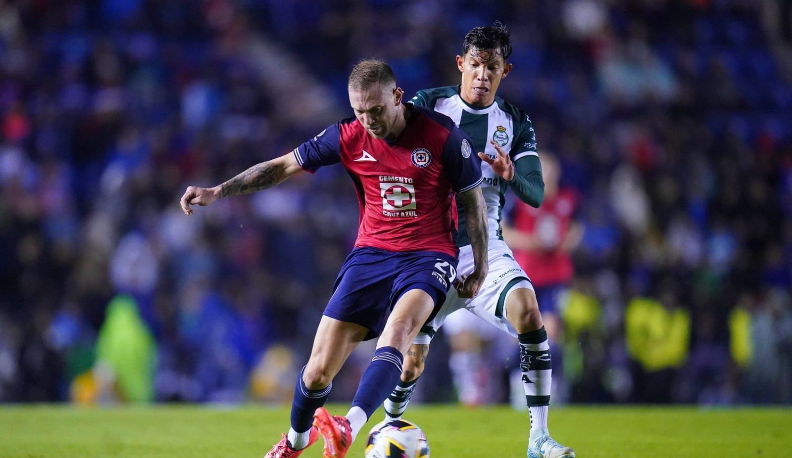 Jugador de Cruz Azul le quita el balón a Santos Laguna