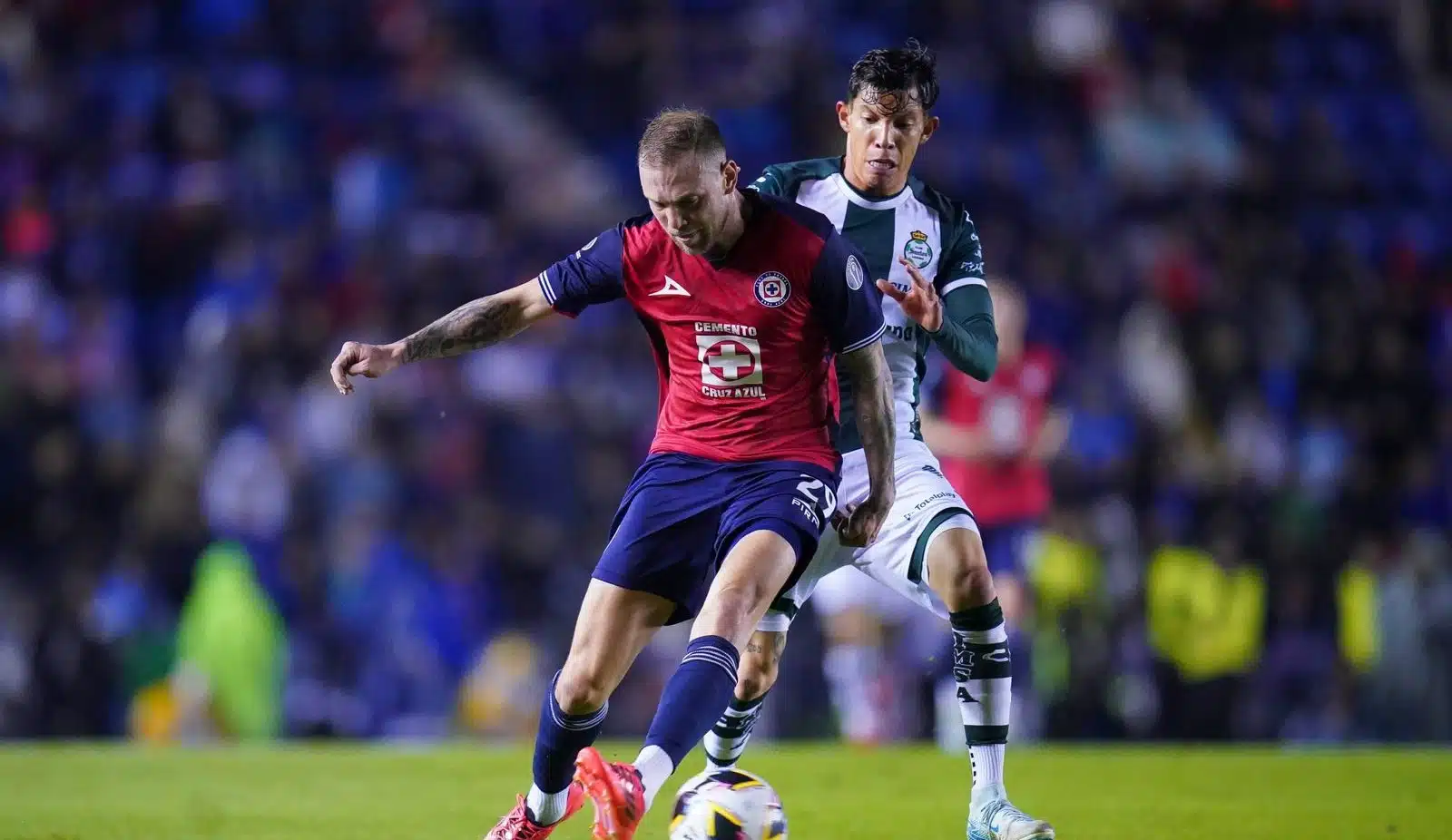 Jugador de Cruz Azul le quita el balón a Santos Laguna