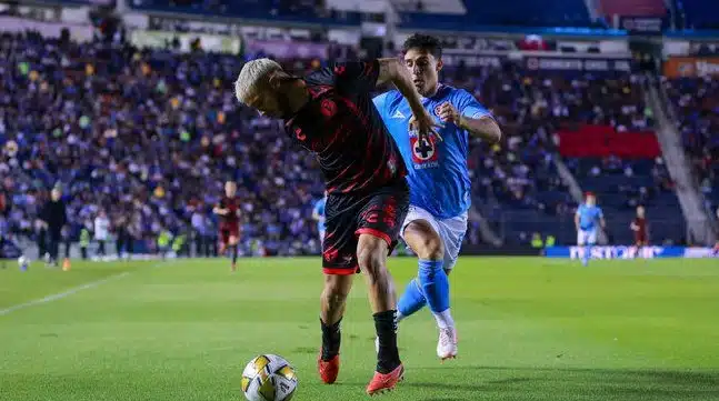 Futbolistas de Cruz Azul y Xolos disputan por el balón