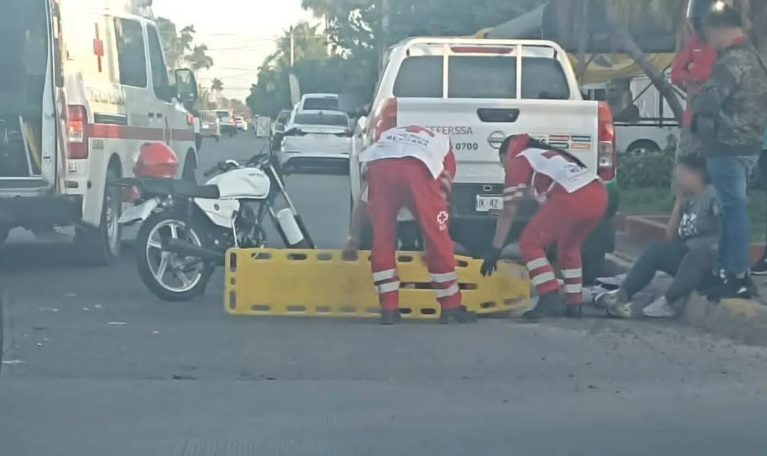 Socorristas de la Cruz Roja suben al motociclista accidentado a una camilla para llevarlo a la ambulancia y trasladarlo a un hospital