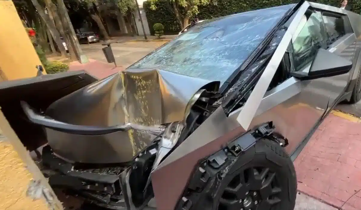 Cybertruck de Tesla se impacta contra una casa en Ciudad de México