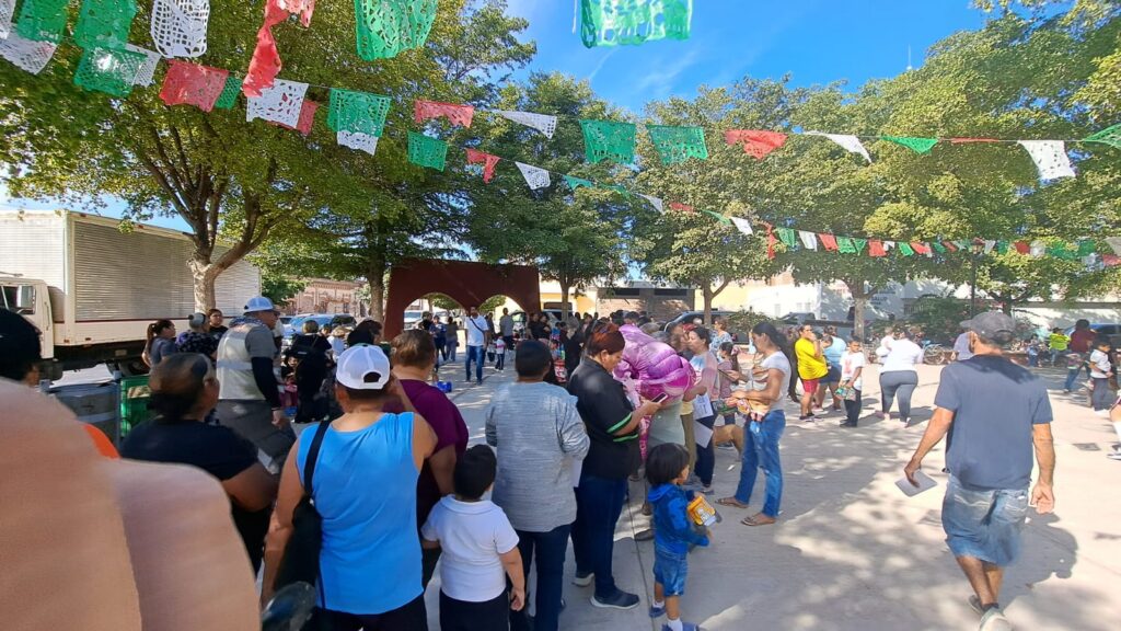 DIF entrega apoyos a niños de comunidades de Guasave