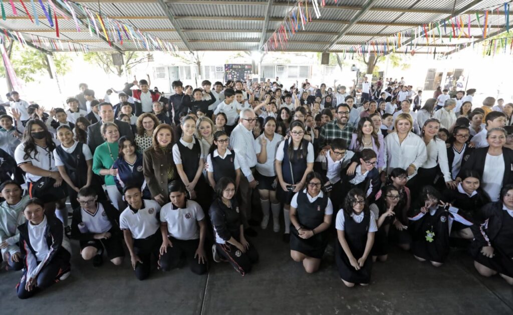 DIF Sinaloa entrega lentes a alumnos de escuela de Culiacán