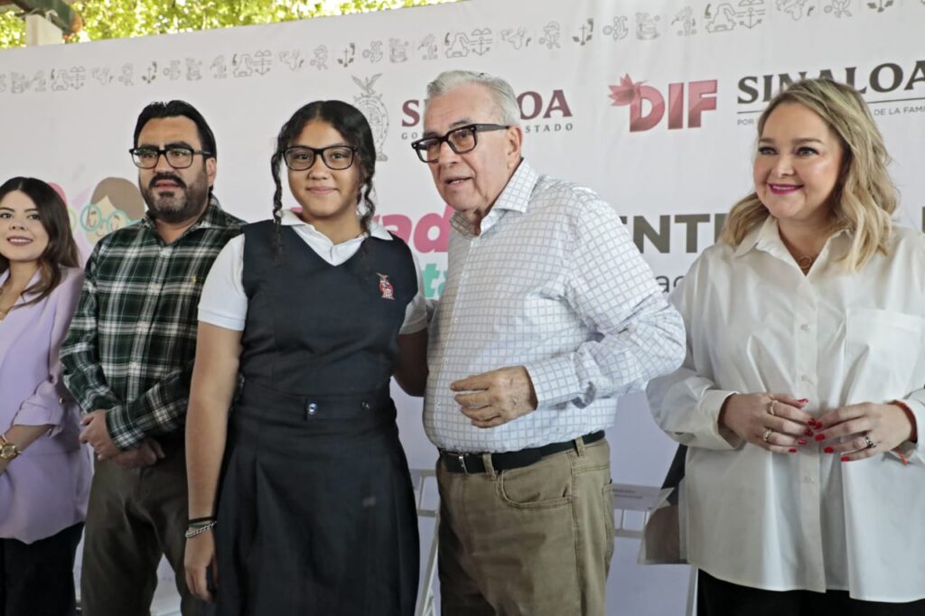 DIF Sinaloa entrega lentes a alumnos de escuela de Culiacán