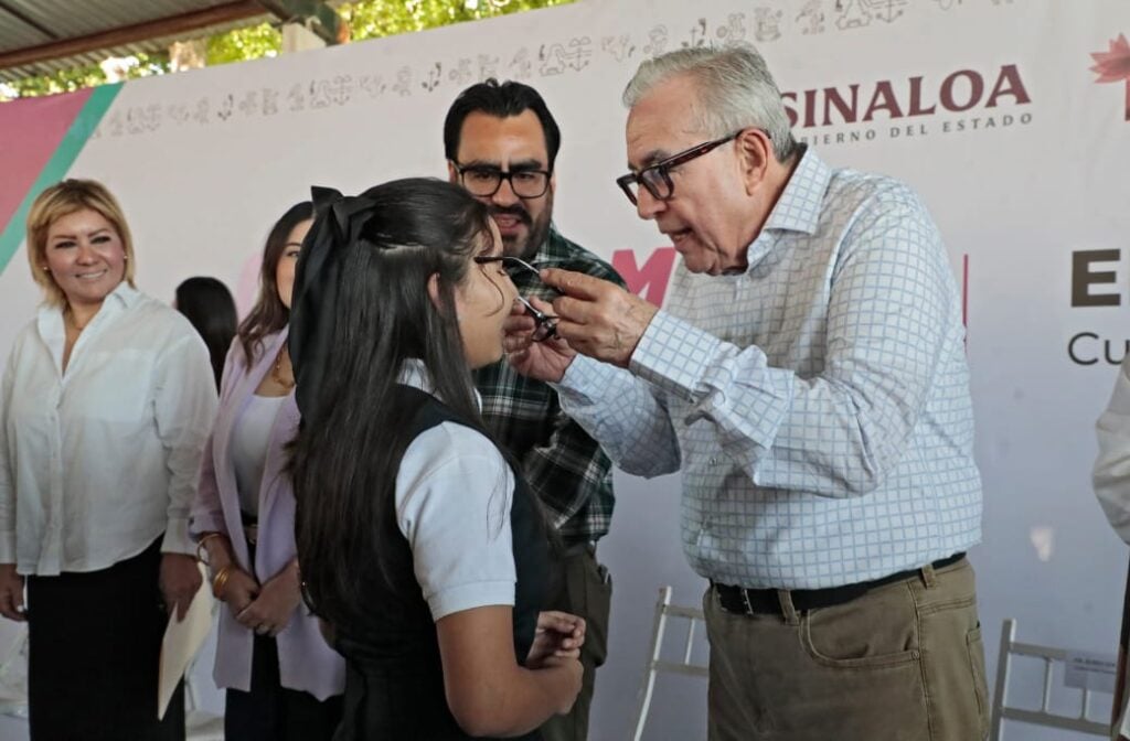 DIF Sinaloa entrega lentes a alumnos de escuela de Culiacán