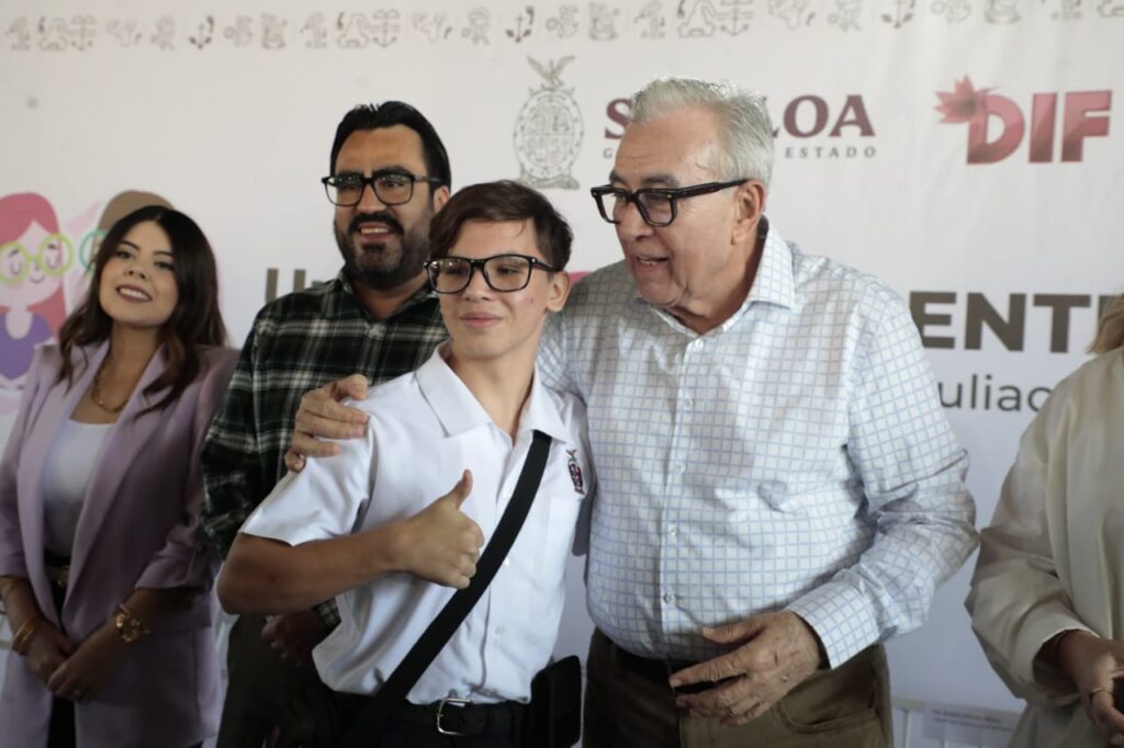 DIF Sinaloa entrega lentes a alumnos de escuela de Culiacán