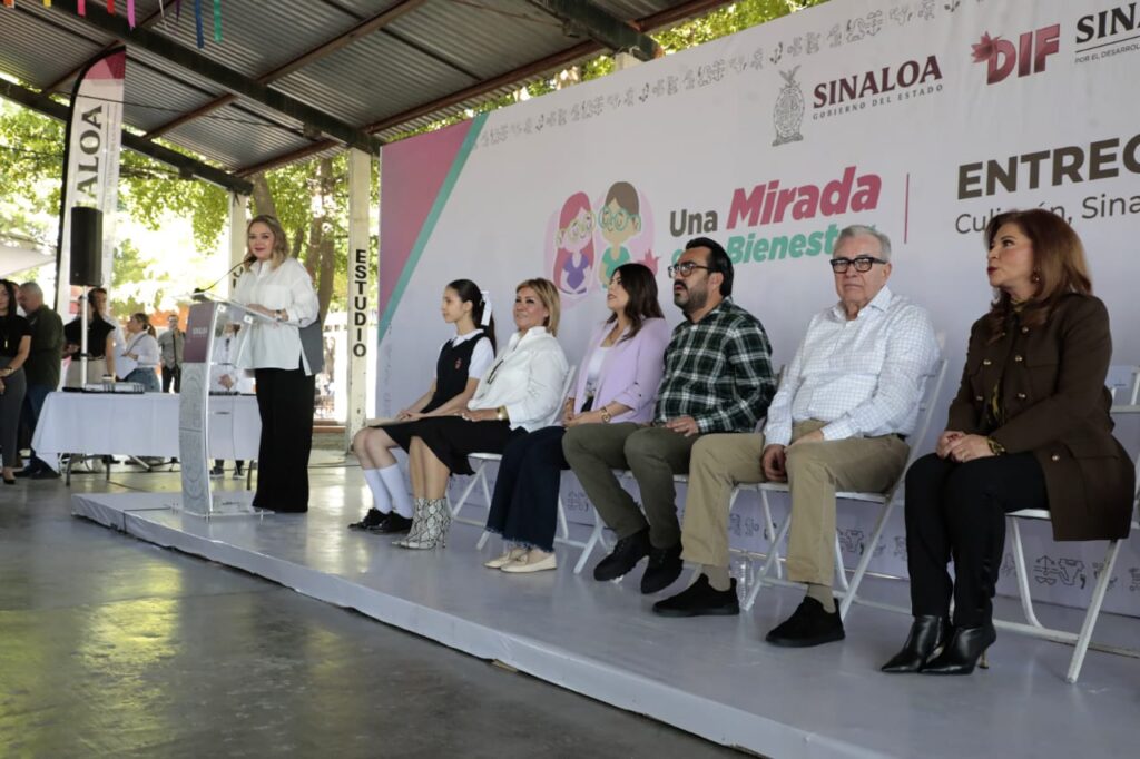 DIF Sinaloa entrega lentes a alumnos de escuela de Culiacán